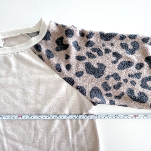 Small Boutique // Leopard balloon sleeve top // Size Medium - Picture 3 of 7
